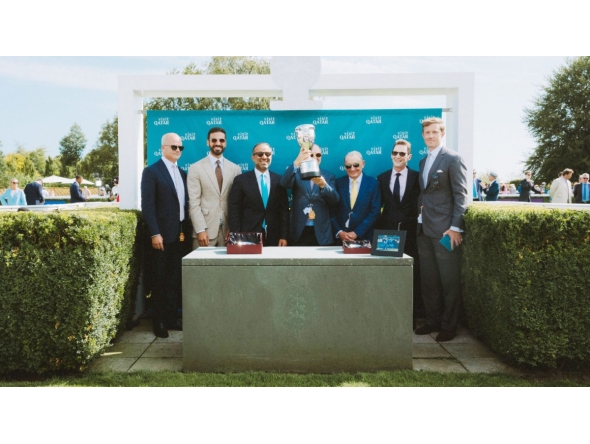 Visit Qatar and QREC officials and other dignitaries with the trophy.