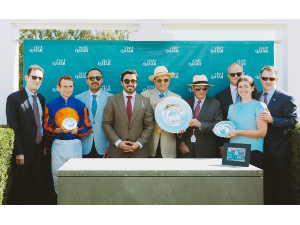 Visit Qatar officials with winners during trophy presenting ceremony.