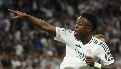 (FILES) Real Madrid's Brazilian forward #07 Vinicius Junior celebrates scoring his team's first goal during the UEFA Champions League quarter final second leg football match between Real Madrid CF and Arsenal at Santiago Bernabeu Stadium in Madrid on April 16, 2025. (Photo by Pierre-Philippe MARCOU / AFP)
