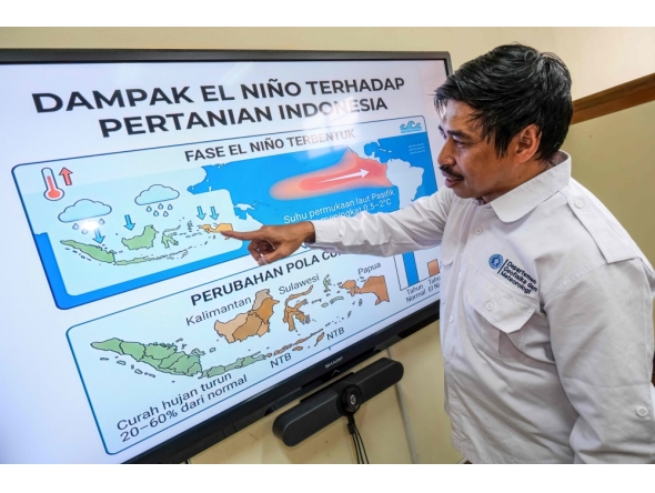 This picture taken on August 6, 2026 shows I Putu Santikayasa, hydroclimatology lecturer at IPB University, explaining the impact of El Nino in Indonesia, in Bogor, West Java. Indonesia believes cloud seeding can help it tackle a wildfire season that experts say is on track to be among the worst in years, driven by a strong El Nino. (Photo by BAY ISMOYO / AFP)