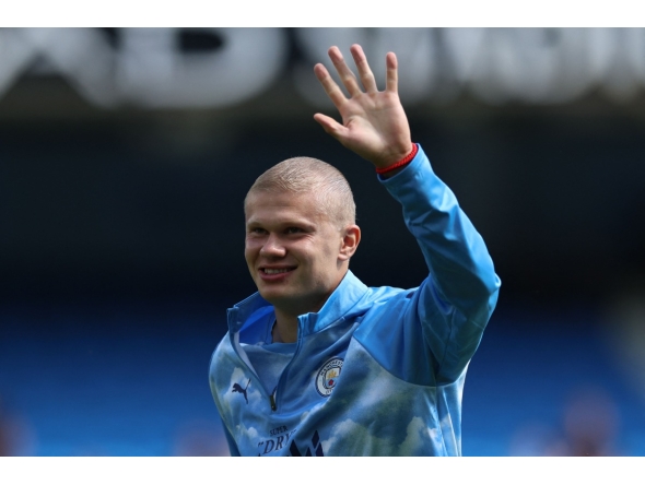 Manchester City's Norwegian striker #09 Erling Haaland, sporting a new hair cut, warms up ahead of the English Premier League football match between Manchester City and AFC Bournemouth at the Etihad Stadium in Manchester, north west England, on August 23, 2026. (Photo by Darren Staples / AFP)
