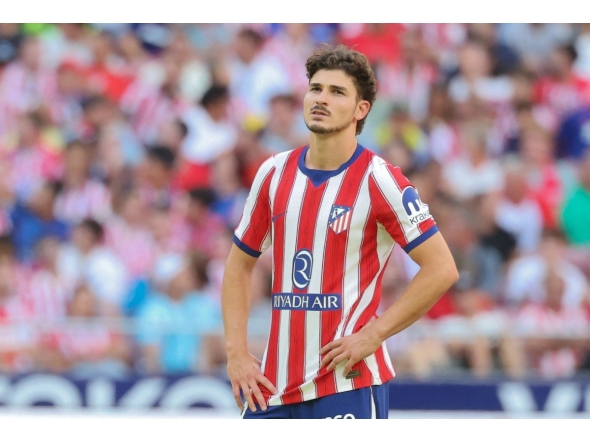 Atletico Madrid's Argentine forward #19 Julian Alvarez is pictured amid boos from home supporters during the Spanish league football match between Club Atletico de Madrid and Villarreal CF at Metropolitano Stadium in Madrid on August 23, 2026. (PIERRE-PHILIPPE MARCOU / AFP)