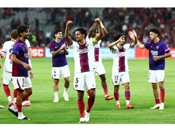 PSG's Brazilian defender #05 Marquinhos (C) gesture to supporters at the end of the French L1 football match between Lille LOSC and Paris Saint-Germain (PSG) at the Stade Pierre-Mauroy in Villeneuve-d'Ascq, northern France, on August 28, 2026. (Photo by Sameer AL-DOUMY / AFP)