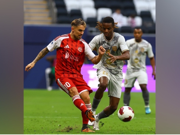Action during the match between Al Duhail and Al Arabi.