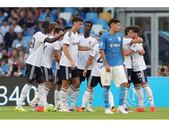 Como's Greek striker #09 Anastasios Douvikas (hidden) celebrates scoring his team's second goal during the Italian Serie A football match between Napoli and Como at the Diego Armando Maradona stadium in Naples on August 30, 2026. (Photo by Carlo Hermann / AFP)