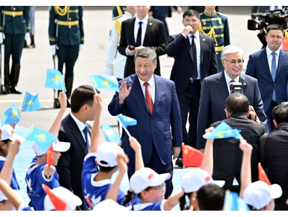 Chinese President Xi Jinping greets the welcoming crowd in Astana, Kazakhstan, June 16, 2025. (Xinhua/Yin Bogu)