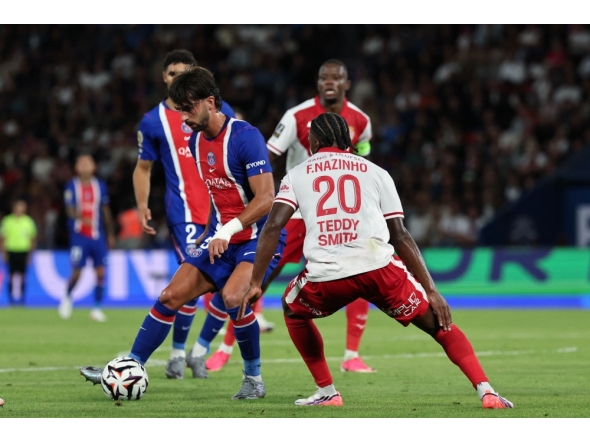 PSG's Spanish forward #09 Ferran Torres (L) and Monaco's Portuguese defender #20 Nazinho during the French L1 football match between Paris Saint-Germain (PSG) and AS Monaco at the Parc des Princes stadium in Paris on September 4, 2026. (Photo by Anne-Christine POUJOULAT / AFP)