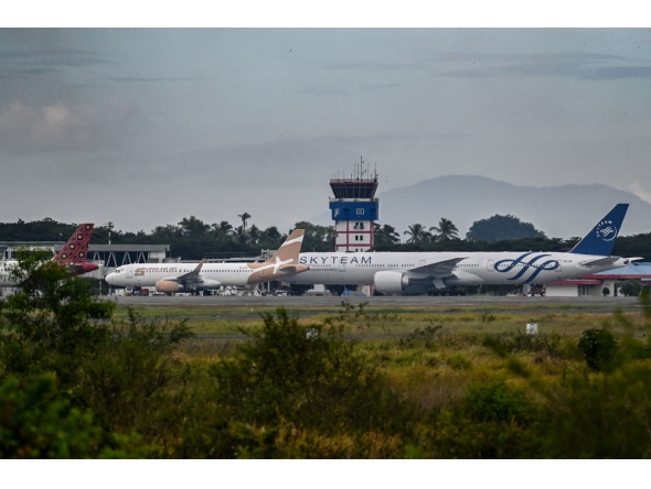 Airplanes sit on the tarmac at Iskandar Muda airport in Blang Bintang on September 6, 2026. Indonesia halted operations at its main international airport outside Jakarta on September 6, after ash spewed from the Anak Krakatoa volcano more than 150 kilometres away, impacting thousands of passengers. (Photo by CHAIDEER MAHYUDDIN / AFP)