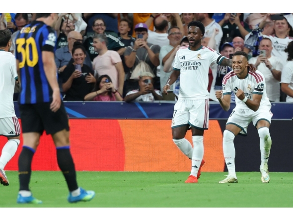 Real Madrid's French forward #10 Kylian Mbappe (R) celebrates scoring his team's first goal with teammate Real Madrid's Brazilian forward #07 Vinicius Junior during the UEFA Champions League first round day 1 football match between Real Madrid and Inter Milan at the Santiago Bernabeu stadium in Madrid on September 8, 2026. (Photo by Thomas COEX / AFP)