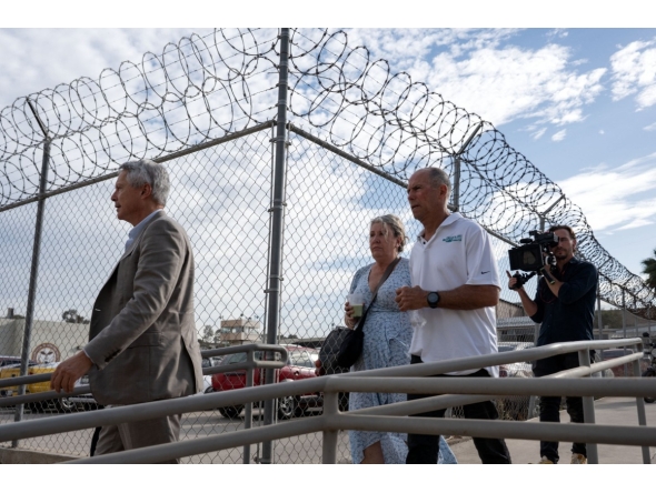 Debra and Martin Robinson (L), parents of Australian brothers Callum and Jake Robinson, murdered in April 2024 during a surfing trip, arrive at the court for the trial of three murder suspects in Ensenada, Baja California state, Mexico, on September 7, 2026. (Photo by Guillermo Arias / AFP)