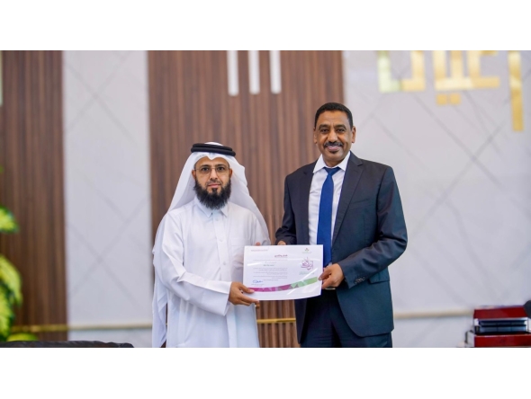 CEO of Thani Humanitarian Dr. Ayed bin Debsan Al Qahtani (left) honouring CEO of Aayan Leasing Company Mohammed Ziada Taha.