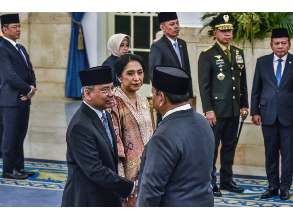 Indonesia's President Prabowo Subianto (R) shakes hands with newly appointed Finance Minister Suahasil Nazara (L) past his wife Christina Pusporini Messakh (C) during a swearing-in ceremony at the presidential palace in Jakarta on September 14, 2026, following a cabinet reshuffle. Indonesian president Prabowo Subianto removed Finance Minister Purbaya Yudhi Sadewa from his position, naming his deputy as the new minister. (Photo by FATIH MUBAROK / AFP)