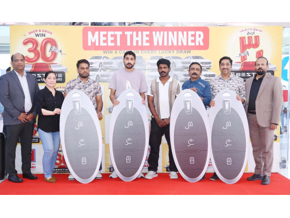 Safari Hypermarket’s representatives along with the winners during the event.