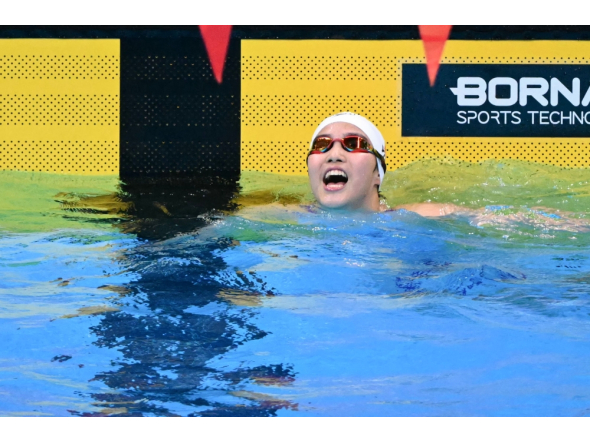 China's Yu Zidi celebrates after winning the final of the women's 200m individual medley swimming event during the 2026 Asian Games at the Tokyo Aquatics Centre in Tokyo on September 21, 2026. (Photo by Yuichi Yamazaki / AFP)