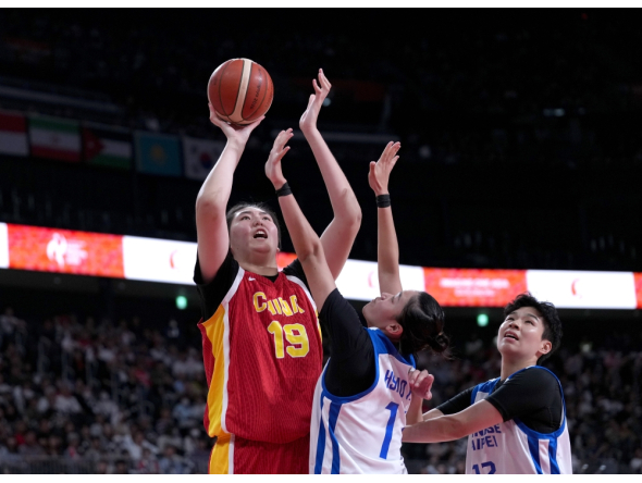 Zhang Ziyu (L) of China goes to the basket during the women's bronze medal match between China and Chinese Taipei at the 20th Asian Games Aichi-Nagoya 2026 in Nagoya, Japan, Sept. 26, 2026. (Xinhua/Tao Xiyi)
 