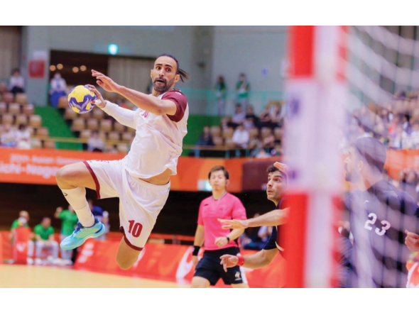 Qatar's Frankis Marzo prepares to shoot at the goal during the quarterfinal against Iran