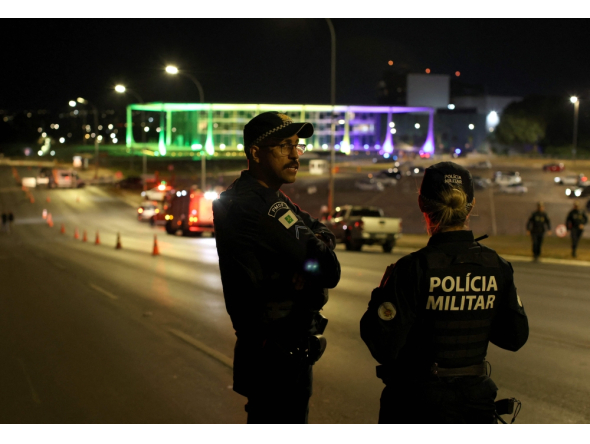 Brazilian police officers stand guard in the area of a possible bomb in a backpack outside the Supreme Court headquarters in Brasilia on October 1, 2026. (Photo by Sergio LIMA / AFP)
 