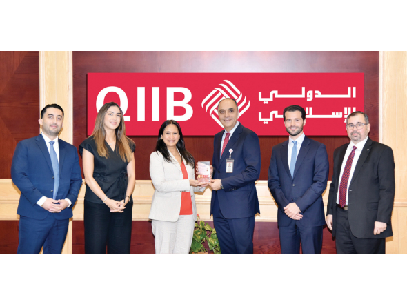 QIIB COO Mohammed Khair Barhoumeh receiving the award from Citibank Head of Financial Institutions Sales for the Middle East Seemanti Considine in presence of other officials.