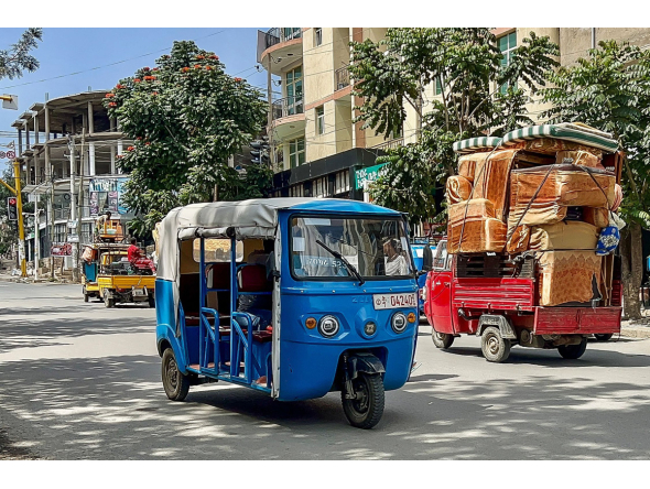 Tuk-tuk drivers transport residents' belongings amid fears of looting as residents and fighters leave the city in Mekelle on October 3, 2026. (Photo by AFP)