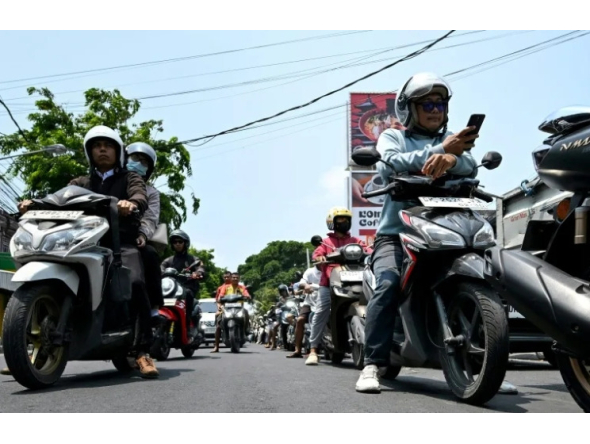 Motorcyclists queue to refuel at a gas station in Denpasar amid a fuel supply shortage on Indonesia's resort island of Bali on Oct 14, 2026. (Photo: AFP/Sonny Tumbelaka)