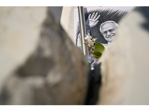 A drawing of Pope Leo XIV is laid at the statue of John Paul II outside the Gemelli University Hospital in Rome on October 16, 2026 (Photo by Alberto Pizzoli / AFP)