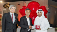 General Manager of the Cultural Village Foundation–Katara Prof. Dr. Khalid bin Ibrahim Al-Sulaiti (right) and Ambassador of Peru to Qatar H E Gonzalo Voto-Bernales (left) with the artist. 