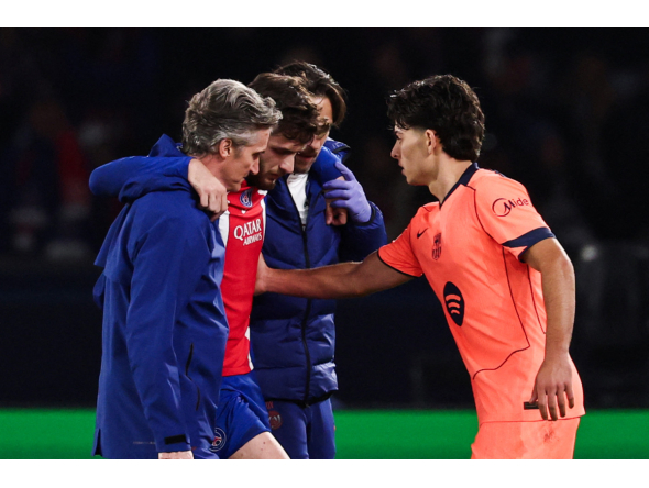 Barcelona's Spanish defender #12 Xavi Espart (R) comforts PSG's Georgian forward #07 Khvicha Kvaratskhelia leaving the pitch after sustaining an injury during the UEFA Champions League first round day 3 football match between Paris Saint Germain (PSG) and FC Barcelona at the Parc de Princes stadium in Paris on October 20, 2026. (Photo by FRANCK FIFE / AFP)