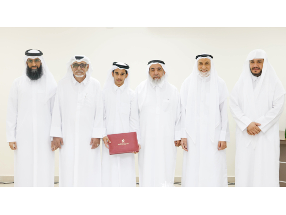 Minister of Awqaf and Islamic Affairs H E Ghanem bin Shaheen bin Ghanem Al Ghanim with officials and honouree during ceremony.