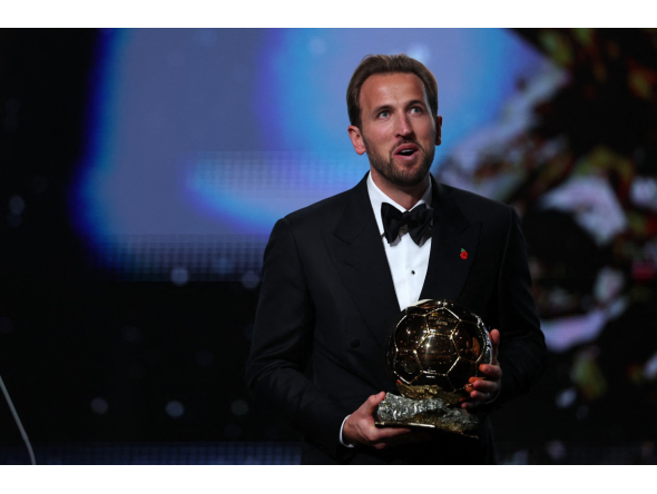 England and Bayern Munich forward Harry Kane reacts after receiving the Ballon d'Or award for the best male footballer during the 2026 Ballon d'Or France Football award ceremony at the Palladium Theatre in London on October 26, 2026. (Photo by FRANCK FIFE / AFP)