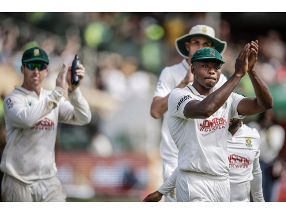 South Africa's Kagiso Rabada (R) and his teammates acknowledge the crowd after winning the match. (Photo by Marco Longari / AFP) 