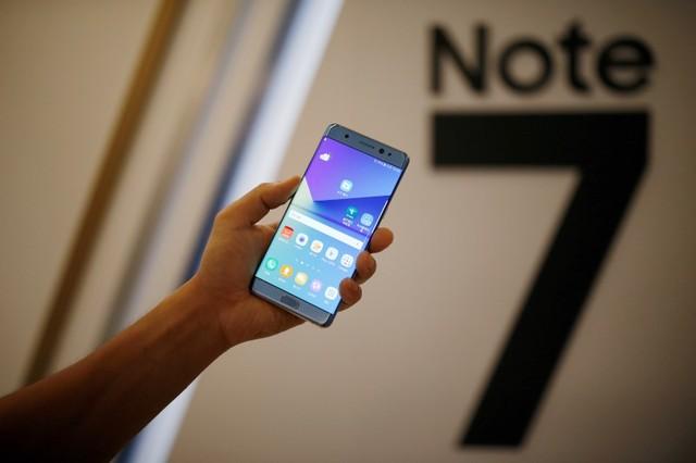 A model poses for photographs with a Galaxy Note 7 during its launch ceremony in Seoul, South Korea, August 11, 2016. Reuters/Kim Hong-Ji/File Photo