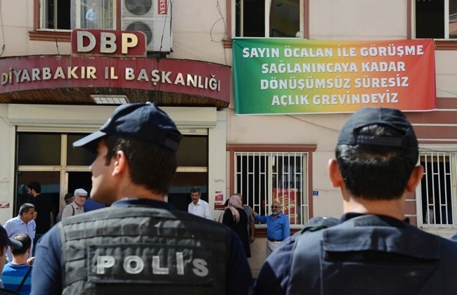 Turkish policemen stand guard in front of Turkey's pro-Kurdish People's Democratic Party (HDP) headquarters on September 5, 2016 in Diyarbakir. AFP / ILYAS AKENGIN