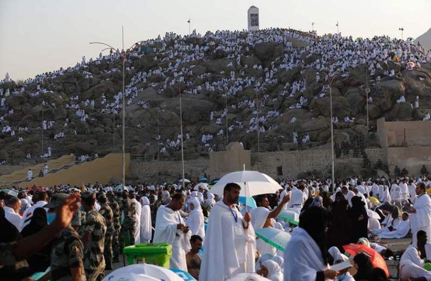 Pilgrims arrive at Mount Arafat near the holy city of Mecca, on September 11, 2016. AFP / AHMAD GHARABLI