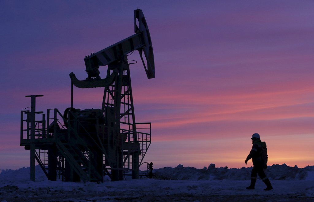  A worker at an oil field owned by Bashneft, Bashkortostan, Russia, January 28, 2015. (REUTERS/Sergei Karpukhin/File Photo) 