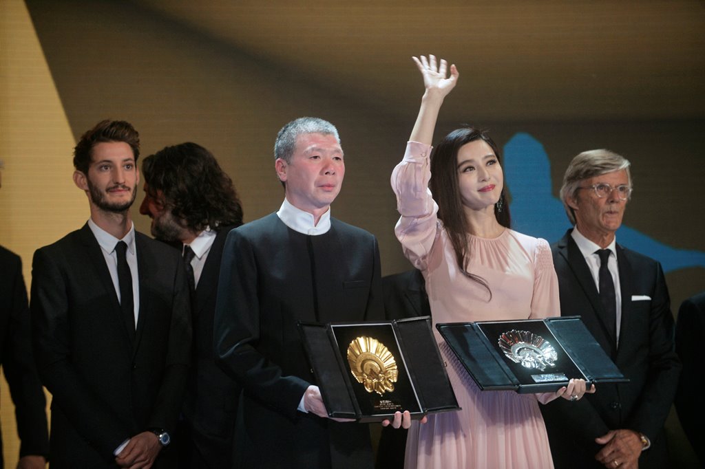 Director Feng Xiaogang holds up the Concha de Oro (Golden Shell) award for best film next to Concha de Plata for best actress award winner Fan Bing Bing, both for the feature film I Am Not Madame Bovary, at the San Sebastian Film Festival. Reuters/Vincent