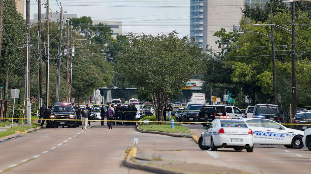 Investigators looks over the scene where nine individuals were shot at a strip mall along Weslayan St. on September 26, 2016 in Houston, Texas. Bob Levey/AFP
