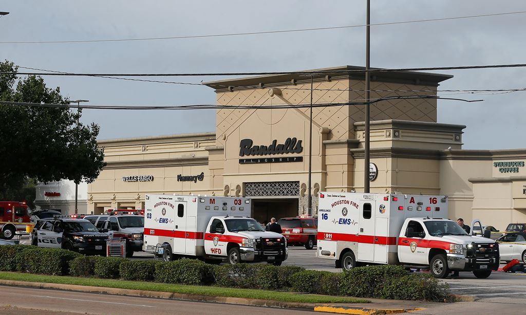 Ambulance crews on standby after a gunman went on a shooting rampage wounding nine before he was shot and killed by police on September 26, 2016 in Houston, Texas. Bob Levey/Getty Images/AFP