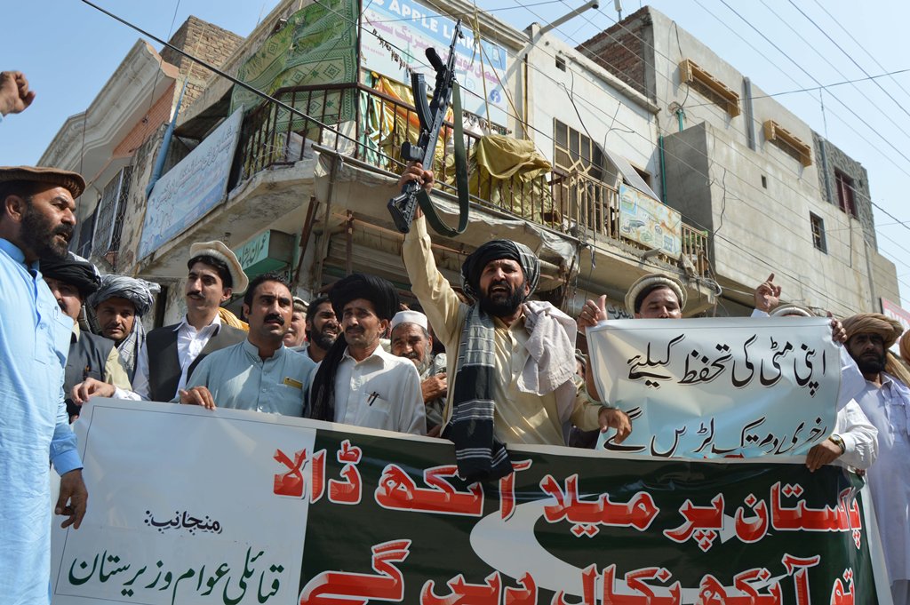 Pakistani tribesmen shout anti-Indian slogans during a protest in Bannu on September 26, 2016 to show their solidarity with Indian Kashmiri Muslims. (AFP / Karim ULLAH)
