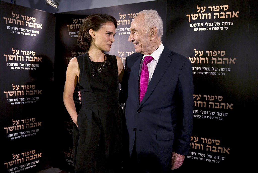 Director and actress Natalie Portman (L) speaks with former Israeli President Shimon Peres during a photocall for her film 