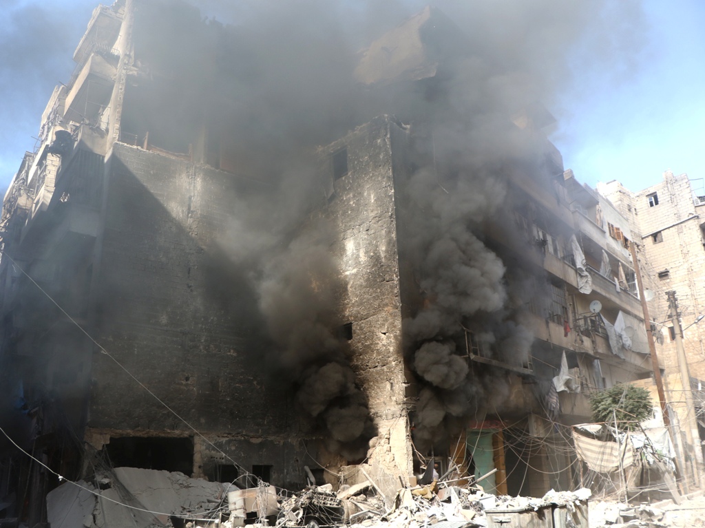 Smoke rises from a building after a Russian jet carried out airstrike over Meshed neighborhood of Aleppo, Syria on September 27, 2016. ( Ibrahim Ebu Leys - Anadolu Agency )