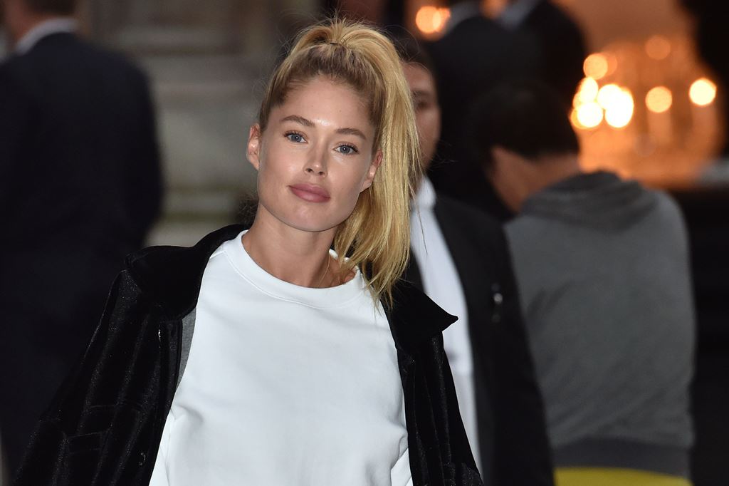 Dutch model and actress Doutzen Kroes arrives for the 2017 Fenty for Pumas collection fashion show by US singer Rihanna on September 28, 2016 in Paris. AFP / ALAIN JOCARD