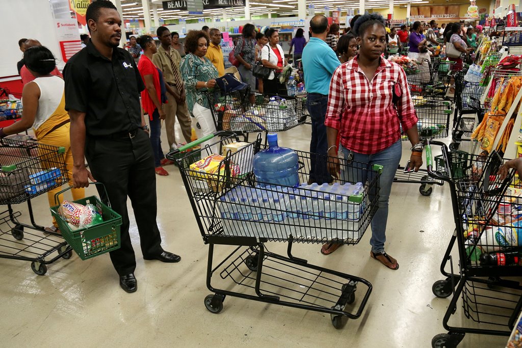 Jamaicans flock to the supermarkets to take care of last minute shopping pending the arrival of Hurricane Matthew in Kingston, Jamaica, September 30, 2016. Reuters/Gilbert Bellamy