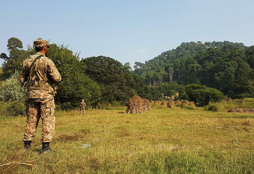Pakistani soldiers monitors the area in Tatta Pani sector near the Line of Control (LoC) in Pakistan-administered Kashmir during a media trip organised by the Pakistani army on October 1, 2016. (Issam Ahmed/AFP)