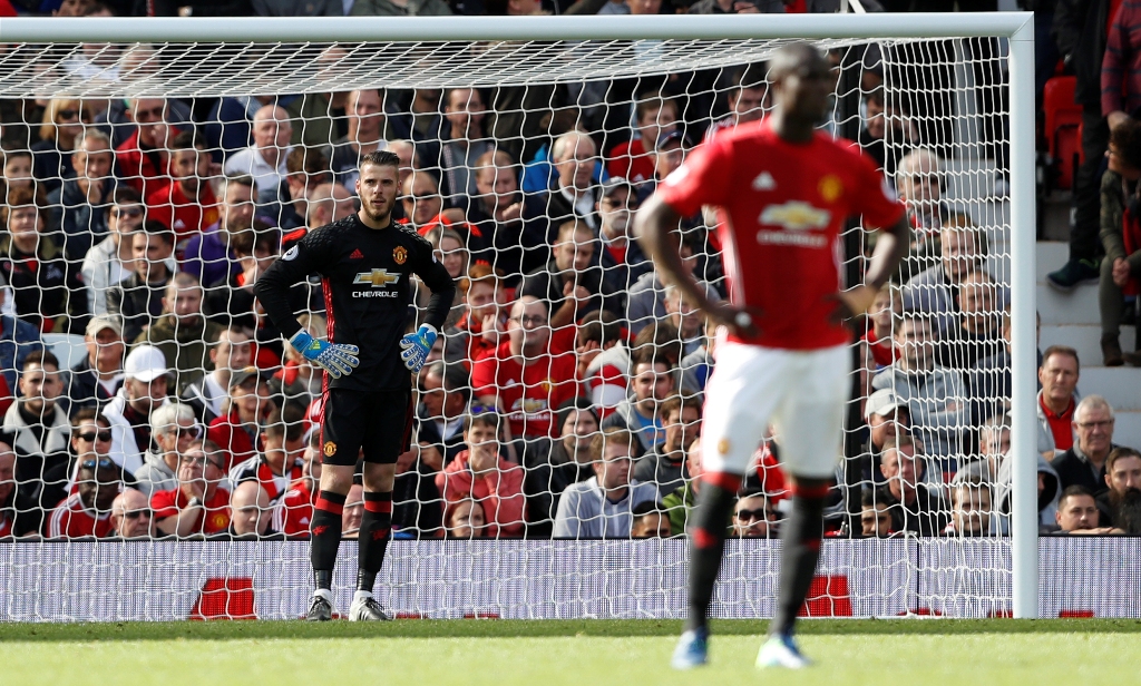 Manchester United's David De Gea looks dejected. Reuters / Carl Recine
