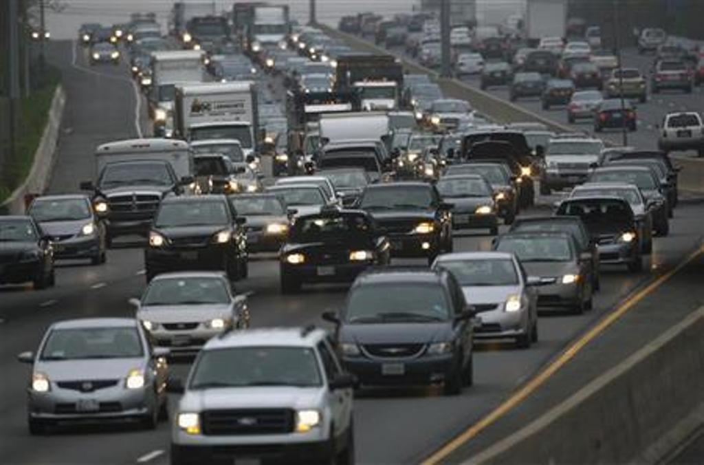 Morning commuter traffic moves slowly on the Washington Beltway, I-495, in Silver Spring, Maryland March 22, 2012. REUTERS/Gary Cameron