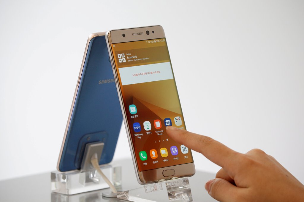 An employee poses for photographs with Samsung Electronics' Galaxy Note 7 new smartphone at its store in Seoul, South Korea, September 2, 2016. Reuters/Kim Hong-Ji/File Photo