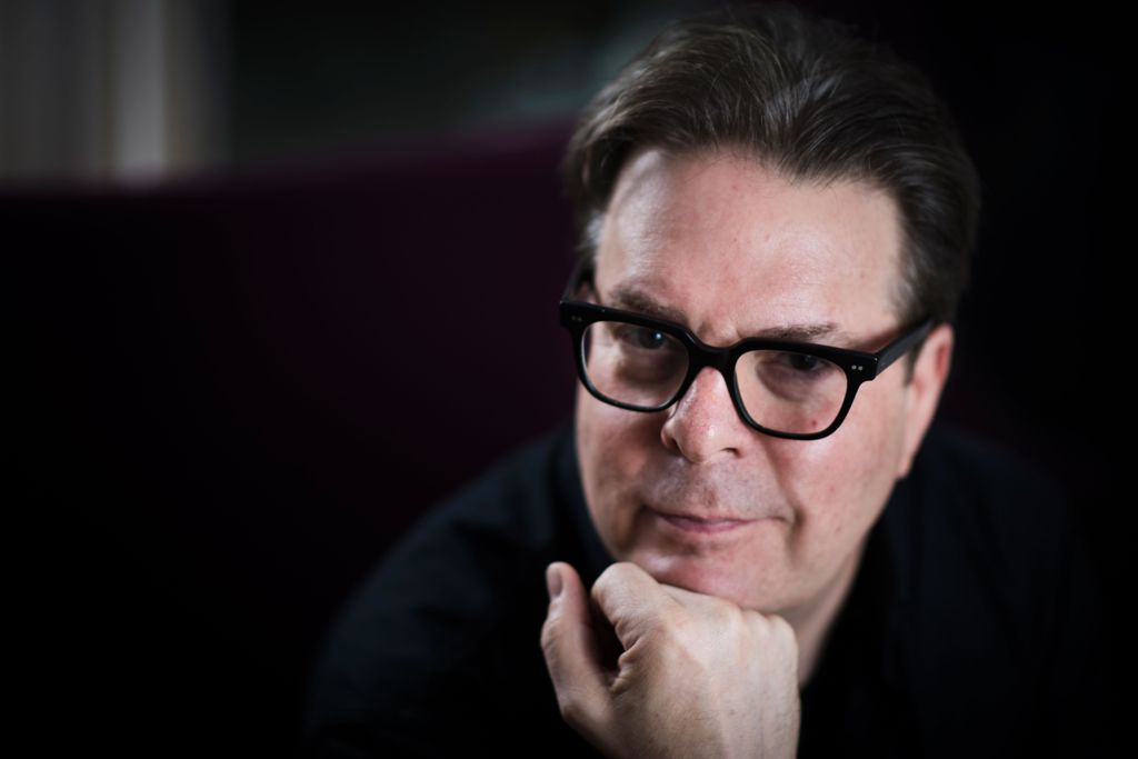 US novelist Douglas Kennedy poses for portraits on October 6, 2106 in Paris. / AFP / MARTIN BUREAU
