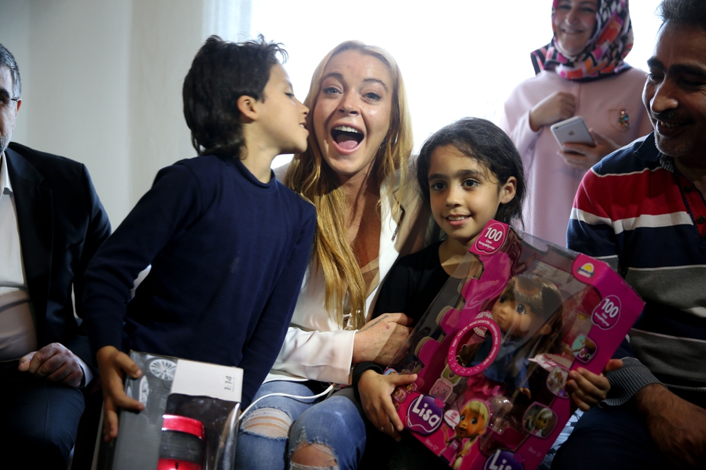 American actress Lindsay Lohan visits a Syrian family living in the Sultanbeyli district of Istanbul, Turkey on October 4, 2016. Famous American actress Lindsay Lohan gave presents to the children during her visit. ( ?ebnem Co?kun - AA )