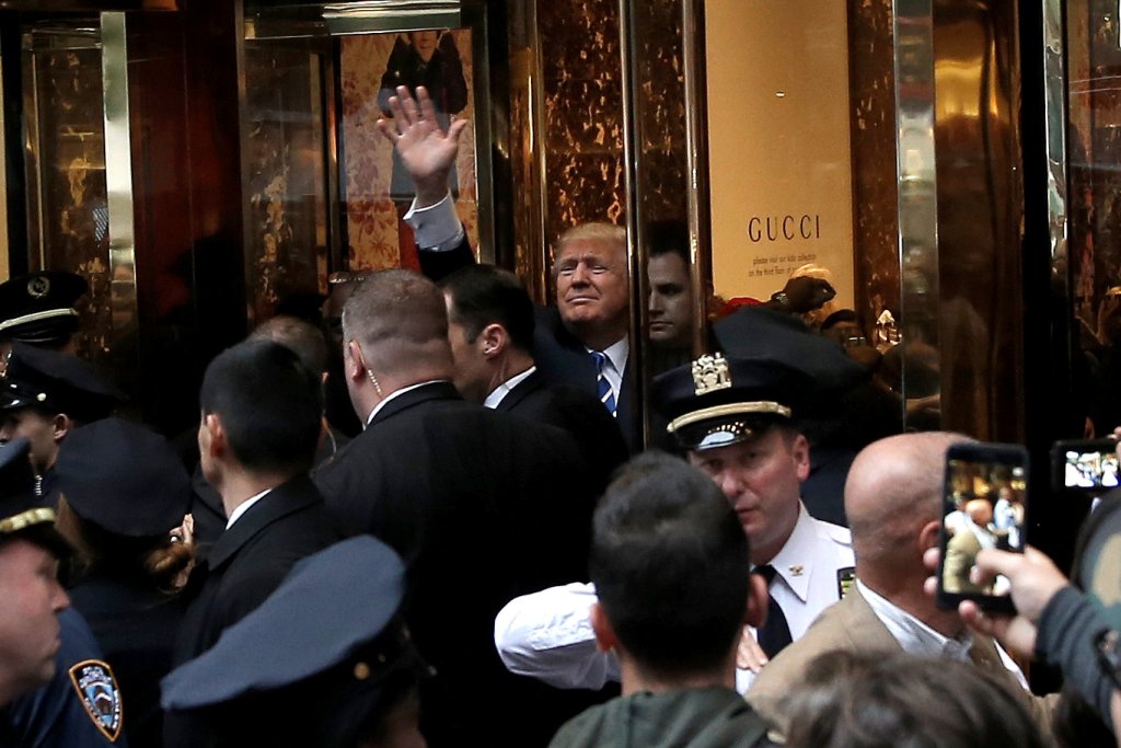 Republican presidential nominee Donald Trump waves to supporters outside the front door of Trump Tower where he lives in the Manhattan borough of New York, U.S., October 8, 2016. REUTERS/Mike Segar
