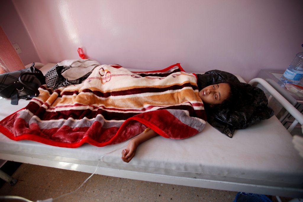 A girl lies on a bed at a hospital where she is receiving treatment for cholera amid confirmation by the UNICEF and the World Health Organization of an outbreak of the epidemic in Sanaa, the capital of Yemen October 11, 2016. REUTERS/Khaled Abdullah